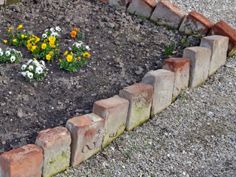 Beeteinfassung selbst machen Beeteinfassungen aus Stein bauen